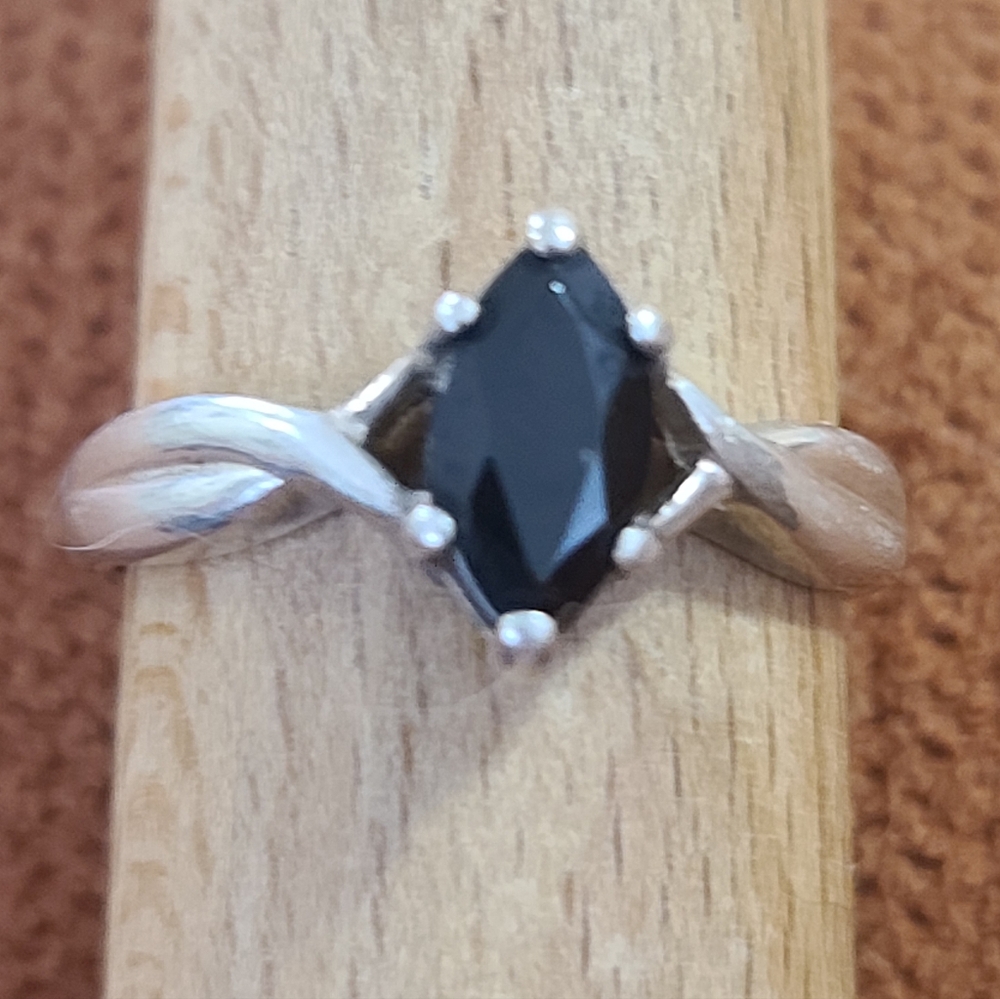 Sterling Silver Avon Black Onyx Marquise Stone Ring, Vintage 925 - Picture 5 of 9